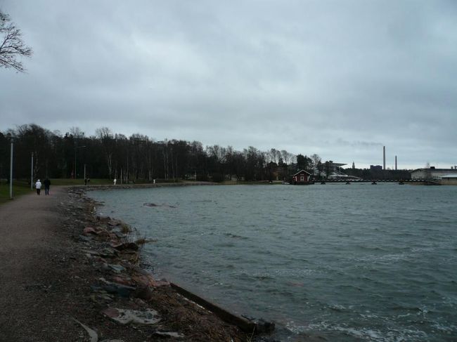 シベリウス公園 Sibelluksen pulstoを散策。<br />湖でなく海に隣接。 ここも散歩やジョギングをしている人がちらほらと。 