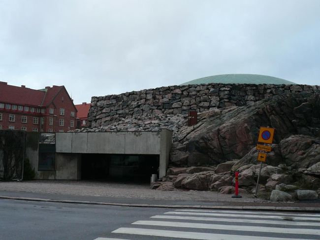 岩を削って作られた珍しい構造のテンペリアウキオ教会 Temppeliaukionkirkko。 中を見学しようとしたらミサの最中だったので、後でまた来ることにした。 ホテルから歩いて数分の距離にあった。 