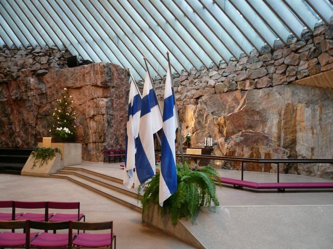 時間は前後するが、午後、テンペリアウキオ教会の中に入ることが出来た。 削られた岩がそのまま使用されていていたりして、なかなか前衛的な教会だと思う。 