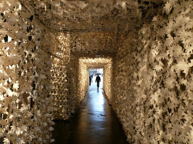 工事中のビルの通りを覆っているトンネルの内部のデコレーション。 