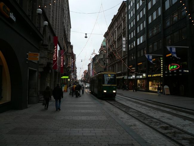 Aleksanterinkatu通りを走るトラム。 