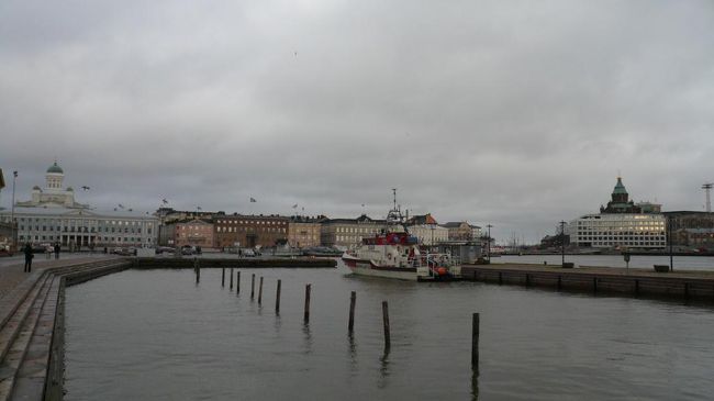 エテラ港 Etelärantaからマーケット広場方面を望む。 ヘルシンキ大聖堂とウスペンスキー寺院も見える。 