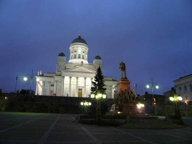 テンペリアウキオ教会を見学した後、ウィンドウ・ショッピングをしながら夕食のためのレストランを探して歩いた。 結局、ヘルシンキ大聖堂の方まで来てしまうのだった。