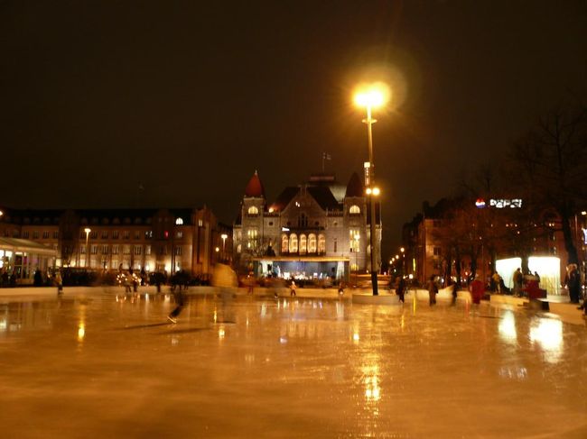 夜の駅前広場のスケートリンク。  写真ではあまりいないように見えるが、結構人が滑っていた。 