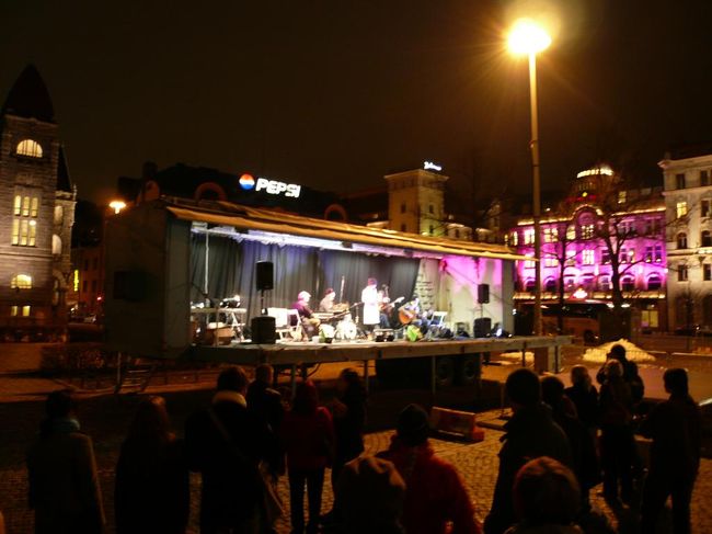 駅前広場でコンサートをやっていた。 ラウンジ系バンドの演奏が始まったので終わりまで見ていた。 