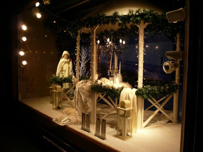 しばらくウィンドウ・ショッピング。 写真はSTOCKMANというデパートのデコレーション。 