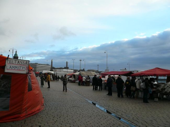 最終日。 昨日は店が閉まっていたので、STOCKMANの開店と同時にフィンランド製のコートを買ってホテルに戻り、チェックアウト。 荷物をホテルに預けて1時半ごろまで街を散策。<br /><br />昨日は誰もいなかったマーケット広場に今日は店が出ていたが、シーズン・オフのため閑散としている。 