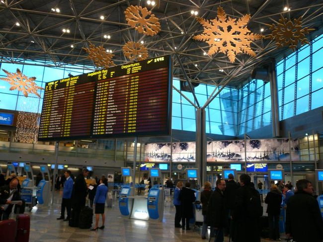 空港は結構混んでいたが、チェックインも無事に終わり、食事をしたり、Duty Freeで少し買い物をしたりしていたらあっという間に出発時間なった。<br /><br />帰りのフィンエアーはがらがら。 チケットを買ったときは二日後の帰国便が一杯で泣く泣く日程を短縮してこの日にしたのだが,,, 4人席を占有して横になって寝ることが出来たが、時差ぼけが治るのには同じくらい時間がかかった。 飛行機で寝ても寝なくても時差ぼけは同じということか。<br /><br />フィンランドは英語が通じるので安心して滞在することが出来た。 小さな街で人も少ないのでゆっくりと過ごすことが出来たと思う。   