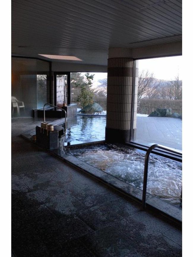 広く明るい内湯