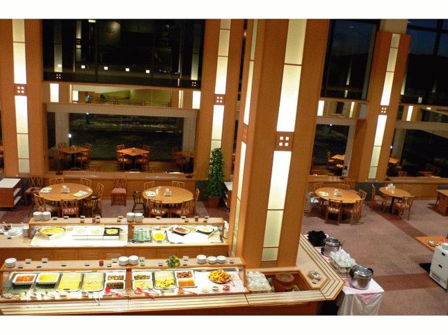 オープンを控えて沢山のお料理が綺麗に並べられています