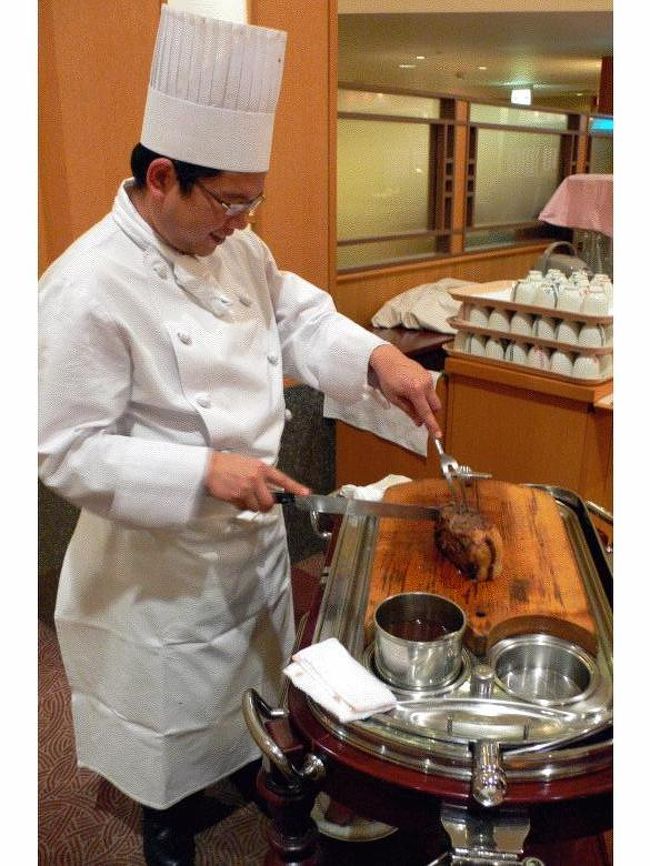 シェフが目の前で切り分けます