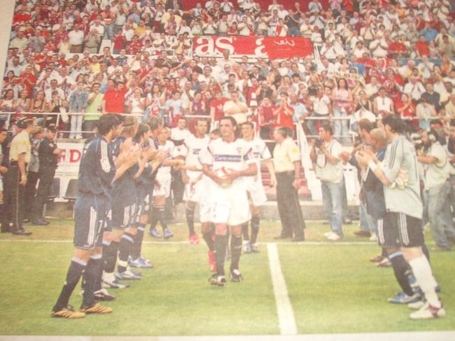 　UEFA　CUPを取ったことに敬意を表してのマドリー選手が拍手でお迎えした様子