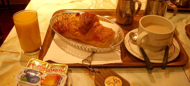 6時起床。<br />時差でボケている加減か、<br />やはりかなり早く目が覚める。<br /><br />早速朝食へ行こう。