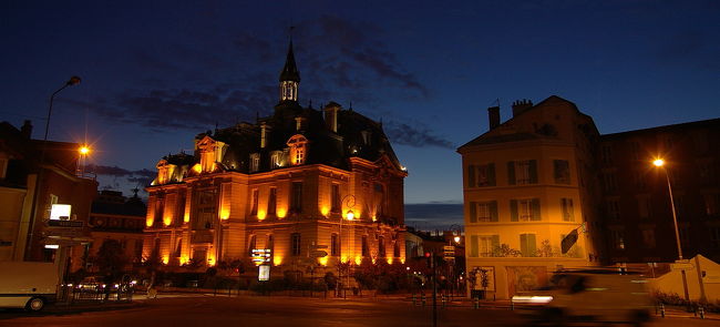 今日は、いよいよレンタカーで走り出します。<br />レンタカー借り出しは、2つとなりの駅、<br />ラ・ディファンスのハーツレンタカーにて。<br />とりあえず7時半、ホテルを出る。<br /><br />サマータイムなので、7時台なのにまだ暗い。