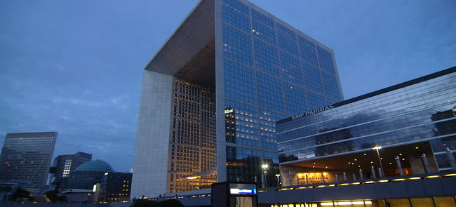 ラ・ディフェンスに到着するが、<br />何だかすごいところ。 <br /><br />パリにこんな所があったのかあ。