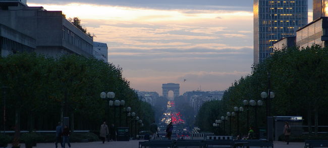 旋門が遠望出来る