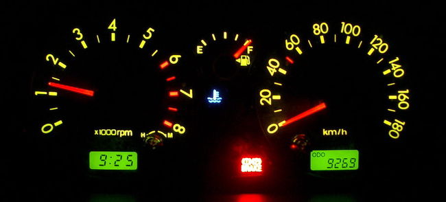 外観が質素だったので、<br />回転計ついてるかな。。。と心配でしたが、<br />よかったー。<br />欧州のレンタカーはマニュアル車なので、<br />回転計だけは、是非欲しいのです。<br />でも14日借りて5万8千円なので<br />文句は言えませんね（^^；