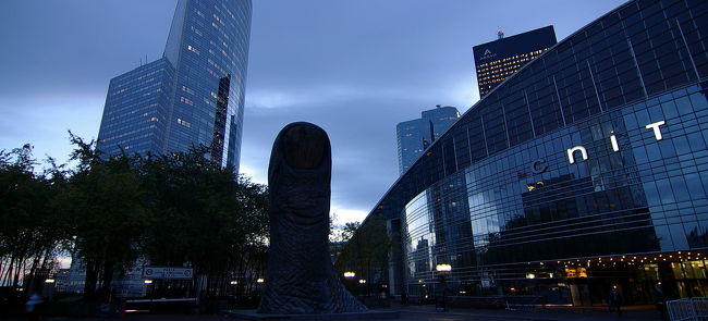 指のオブジェ。少々ブキミ。。