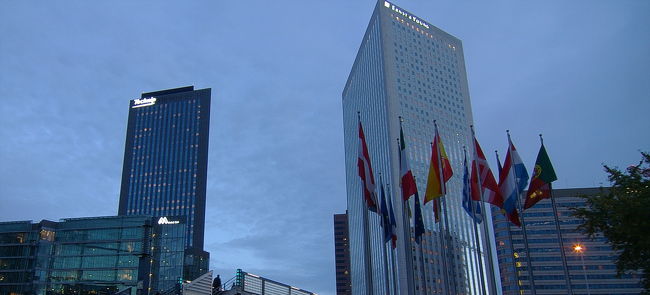 各国の国旗が掲揚されている。