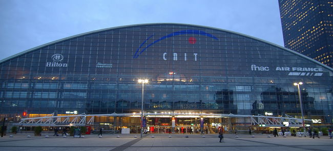 レンタカーの事務所の入った建物は、<br />かまぼこ型。