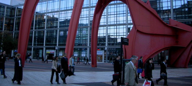 ビジネスマンが<br />次々と各々のオフィスビルに消えていく。<br /><br />あまりフランスらしくない光景 。。