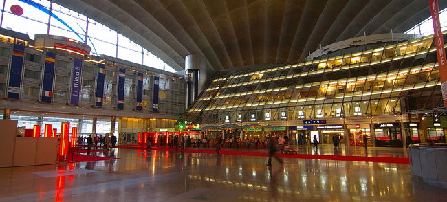 かまぼこ型の建物内部のようす