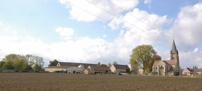 Coulommesという小さな村を通過。