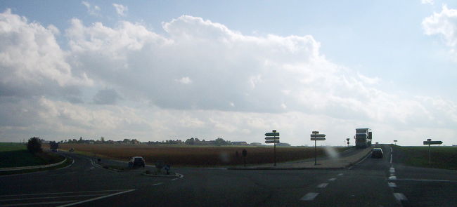 ホテルへの道は渋滞で、<br />2駅分なのに、30分もかかった。<br /><br />ホテルで友人たちを拾い、<br />さあ、出発。<br />環状道路から、国道に入る。<br />ここで高速代をケチったのが間違いで、<br />延々と信号の多い、<br />郊外住宅地の面白くない道を走る。<br />いい加減飽きて来た所で、やっと田園風景に。。。