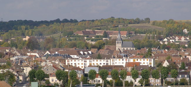 今日中に、スイスまで行ってしまう予定が、<br />昼を過ぎても今まだパリを離れたばかり。<br /><br />しかも天気もいいので、このまま走り続けるのは、<br />何だかもったいない気分。<br />とりあえず近くの街を散策したい。<br />で、行き先は、TROYES：トロイに決定。