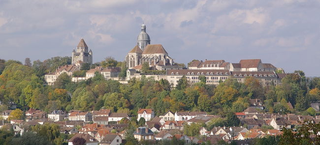 Provins：プロヴィンスという街を通過。<br />丘の上に大きな建造物が建つ。<br />教会かな？