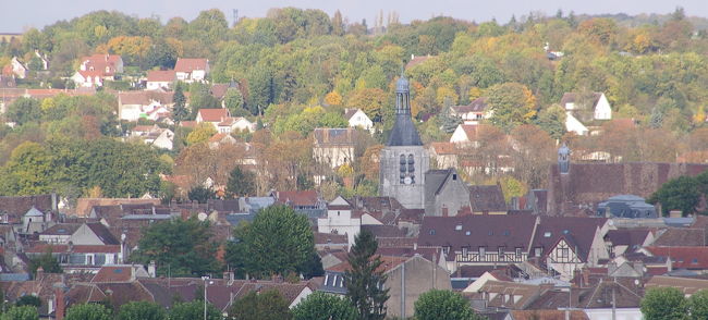 街並を遠望。<br /><br />この街、ちょっと気になりますが、<br />早いこと、トロワに着きたいので、先を急ぐ。