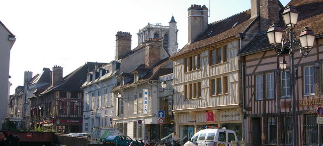 トロイに到着 。<br />適当な場所に車を止めて、旧市街へ入って行く。<br />パリから東はまだ足を踏み入れた事が無いので、<br />新鮮な気分。