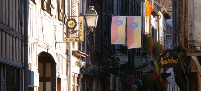 細い路地へと入っていく。