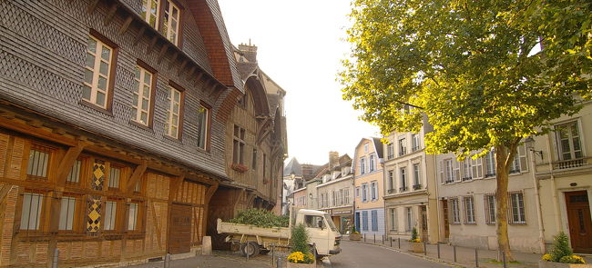 さあ、とりあえず、今日泊まる宿を探そう<br /><br />行き当たりばったりに何件かあたってみますが、<br />みんな三ツ星ホテル以上で、高い。<br /><br />で、ようやく二つ星にたどり着く。<br />入ると、雰囲気のいい中庭と、<br />庭を囲むように建つ、素敵な木造の建物。<br />受付の部屋も、ウッディーな雰囲気で、<br />上品なマダムが佇む。<br />「お部屋ありますかあ？」と聞くと、<br />「ごめんなさい、一杯なのよ〜」<br /><br />残念。<br /><br />マダムも、とってもやさしそうで、<br />本当に素敵な宿でした。。