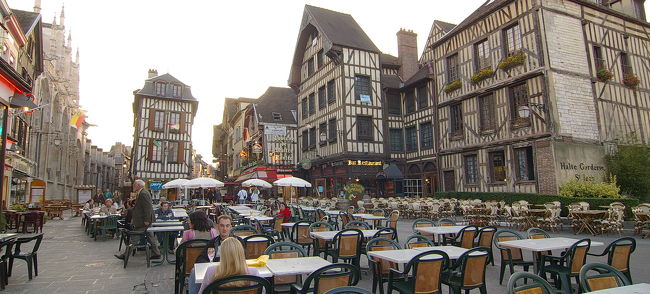 旧市街の外れに、<br />一つ星の宿 LE SPLENDID 発見。<br />シングルとツインのセパレートならありますよ。<br />とのこと。<br />2部屋で76EUROと値段もそこそなので、<br />チェックイン。<br /><br />荷物を置いて、さあ、街歩き再開。<br /><br />街の中心地、Alexsandre Israel広場あたりにて