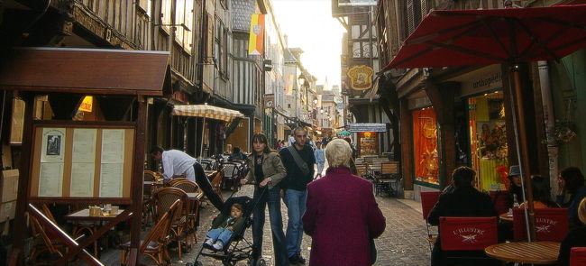 ほどよくにぎわいのあるいい感じの街ですね。