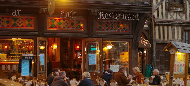 日没も近づき、レストランが賑わい始める。