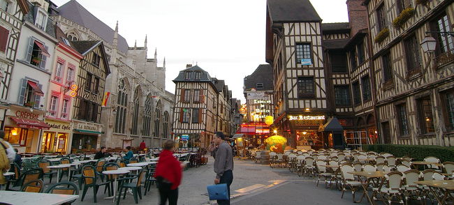 街の中心地、Alexsandre Israel広場あたりにて。