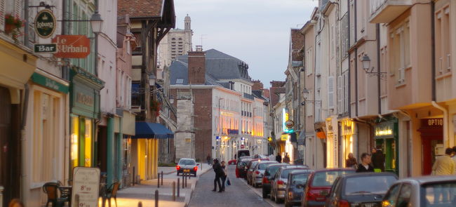 さらに街の東方面へと歩いていく