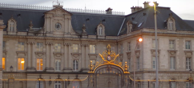 このひときわ大きな建物、<br />地図を見ると<br />Conseil General de L'Aube<br />と書いてある