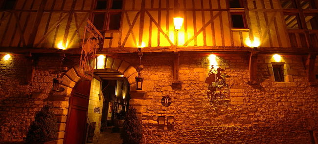 実はここのホテル、<br />先ほど、ホテル探しでさまよい歩いていたとき、<br />どうしても気になってお値段を聞いたのです。<br />な、なんと200ユーロ。お呼びでない。。。 <br />でも、とってもいい雰囲気でしたっ。<br />いつか行けるといいな〜（^^