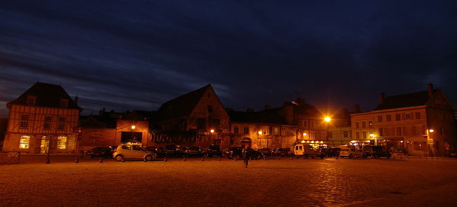 内部見学は出来ませんでした。<br />大聖堂前の広場は閑散としています。