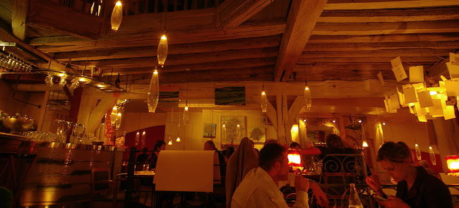 内装は、木の温もりが感じられ、<br />何ともいい雰囲気。<br /><br />素敵なディナータイムを堪能出来ました。