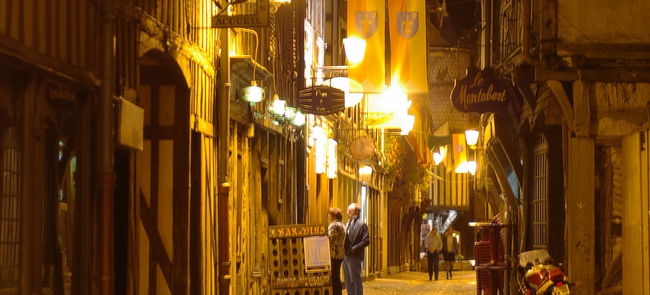 細い路地に入ってみよう