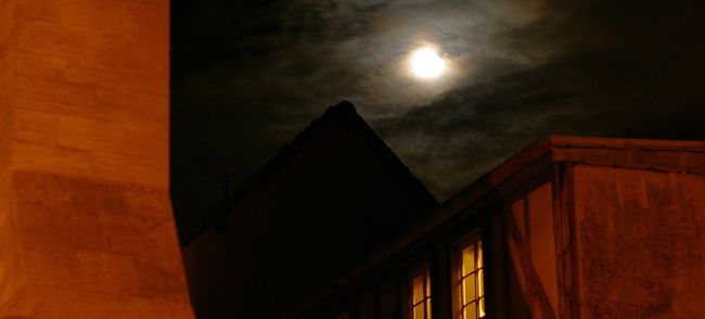 月が出てきましたね。<br /><br />今日はこのあたりで街歩きおしまい。<br />そろそろ宿へ戻ろう。<br /><br />トロイ、思いつきで立ち寄ったのですが、<br />素敵な街でした！<br /><br />→<br />【フランス〜スイス：レンタカーの旅<br />［4日目］につづく】<br />（只今準備中）