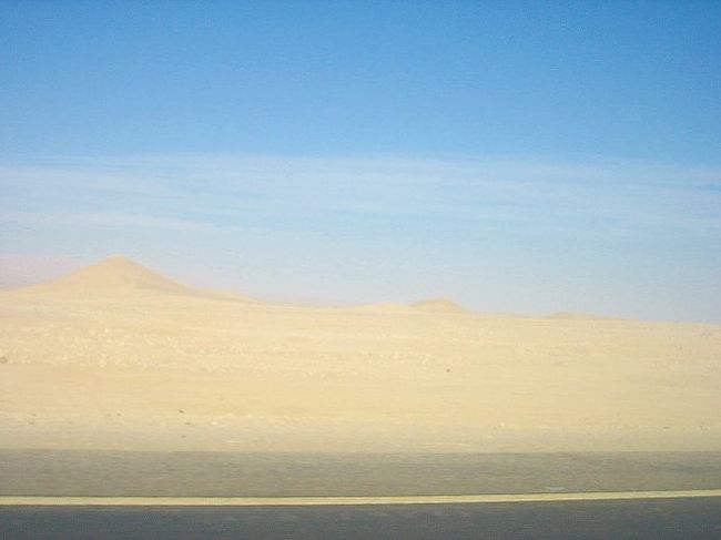 ルクソールから、砂漠を渡ってハルガダへ。<br />観光客が砂漠を渡るには、<br />危険性を避けるために『コンボイ』といって、車を連ねて走るように決められています。<br />