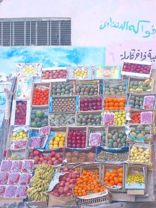 ホテルから出て、街をブラブラ。<br />通り沿いの果物屋さん。