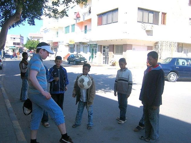 エジプトでもサッカーは大人気。<br />各地で、サッカーをして遊んでいる男の子たちを見かけます。<br /><br />ジュリアーノ「僕にもやらせて！」<br /><br />お得意のリフティング披露（笑）。