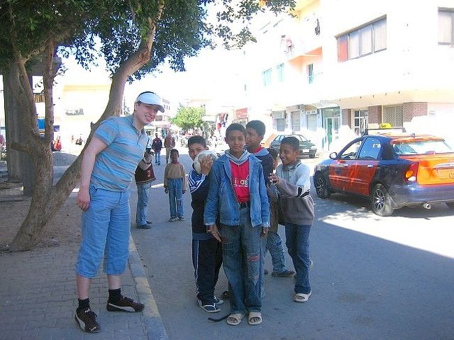 わ〜っ！<br /><br />と盛り上がって拍手をしてくれた子供たちと、<br />調子に乗るジュリアーノ。（笑）