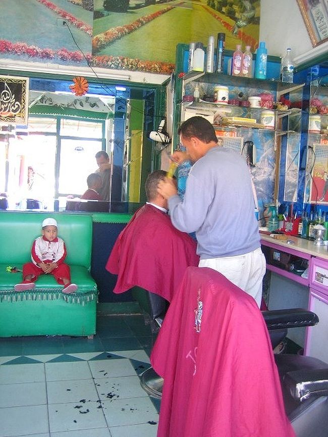 床屋さん。<br /><br />中を覗き込むと、「おいで、おいで！」。<br /><br />